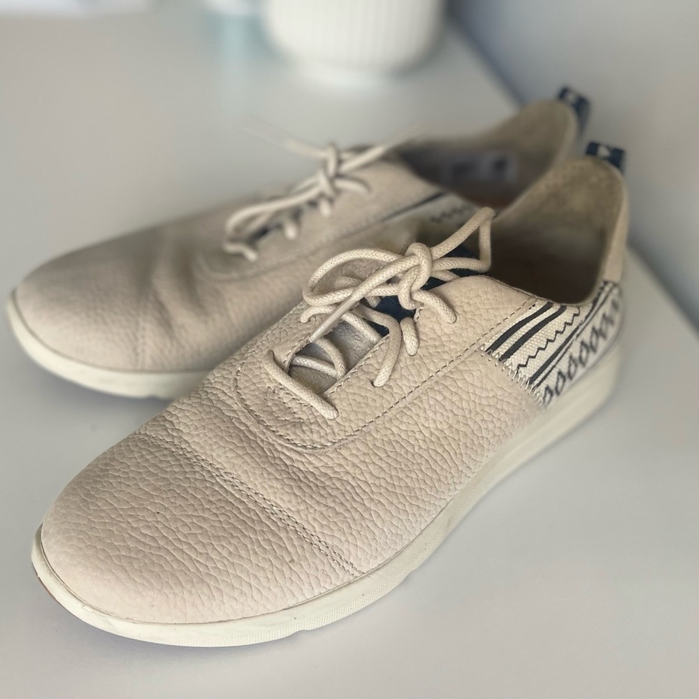 TOMS Birch Nubuck Cabrillo Women’s Sneaker size 7 Tribal/Chevron Print.